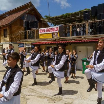 De Sânziene, turiști și localnici sunt așteptați la nedeie în stațiunea Straja