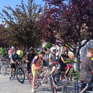 Sute de bicicliști au pedalat pe străzile din Petroșani pentru a marca Ziua Mediului