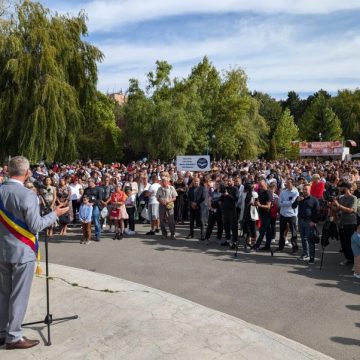 Elevi, părinți, profesori și oficialități au împărțit, la Petroșani, emoția primului clopoțel al anului școlar 2024-2025