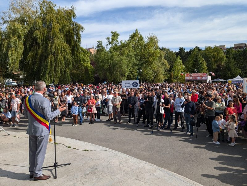 Elevi, părinți, profesori și oficialități au împărțit, la Petroșani, emoția primului clopoțel al anului școlar 2024-2025
