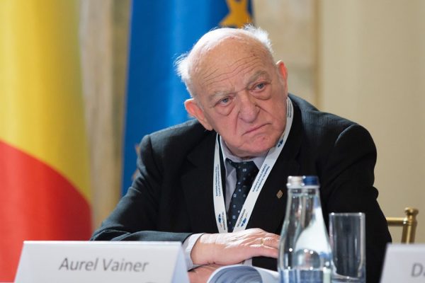 Dr. Aurel Vainer onorează galeria personalităților Doctor Honoris Causa de la Universitatea din Petroșani