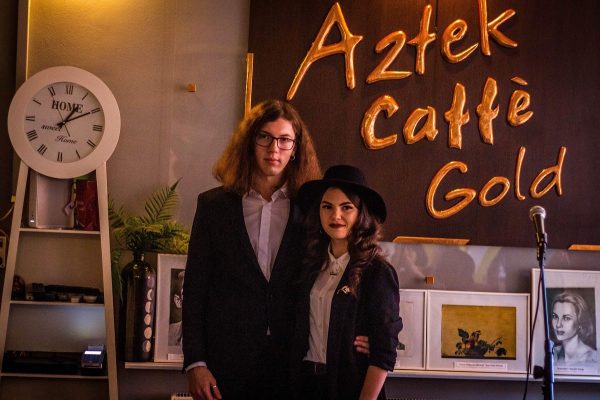 Doi tineri artiști din Petroșani scriu la Aztek Caffe o frumoasă ”Poveste de dragoste” din pasiune pentru artă