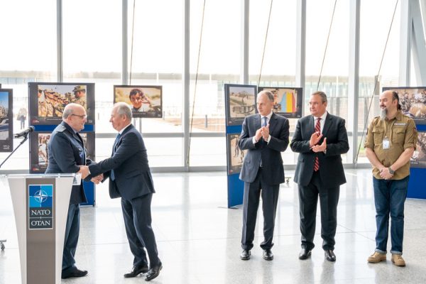 Fotoreporterul Ilie Pintea a dus ”Chipuri ale războiului din Afganistan” la Cartierul General al NATO