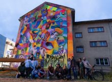 irloGP-11 ”Valea Jiului – Valea Viitorului”, imprimată artistic pe o clădire din centrul Petroșaniului