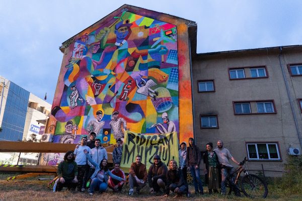 ”Valea Jiului – Valea Viitorului”, imprimată artistic pe o clădire din centrul Petroșaniului