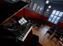 pian Primul produs al ”Fabricii de Pian” a fost finalizat cu succes ! Școala de muzică de la Petroșani are un pian de concert.
