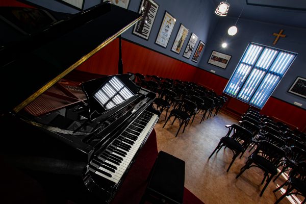 Primul produs al ”Fabricii de Pian” a fost finalizat cu succes ! Școala de muzică de la Petroșani are un pian de concert.