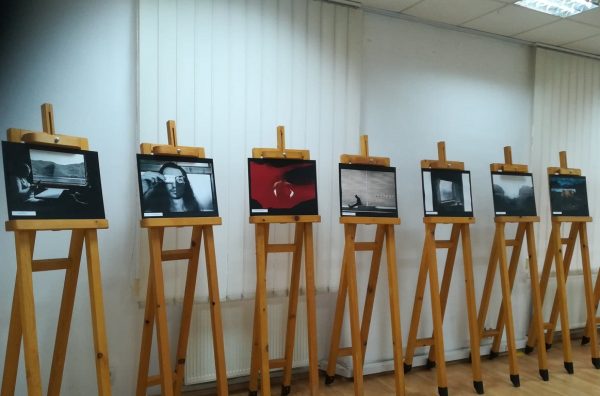 Fețele pandemiei în format de artă fotografică, prezentate la Festivalul de fotografie ”Locuri din noi” de la Petroșani