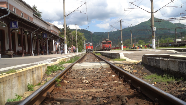 Hai, vino în gara noastră mică… la Petroșani !