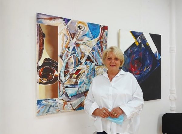 Concertul formelor și culorilor în expoziția de pictură ”Sinestezii” de la Petroșani a artistului plastic Mariana Rub