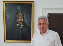 avram la birou2 - Copy Galeria de istorie și artă din biroul administratorului public al Consiliului județean Hunedoara