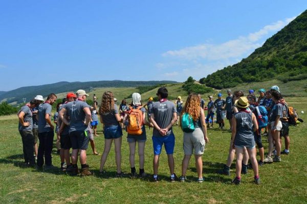 ”Cercetașii României” și voluntari ai Crucii Roșii se întâlnesc în tabără la Costești