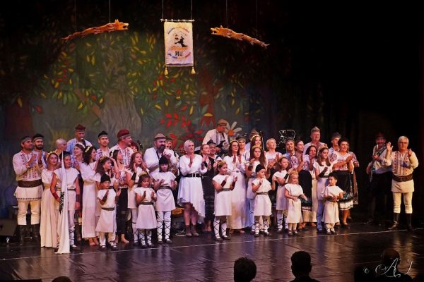 Spectacolul aniversar al Ansamblului artistic ”Parângul” din Petroșani DACICA – pledoarie artistică emoționantă pentru românismul autentic
