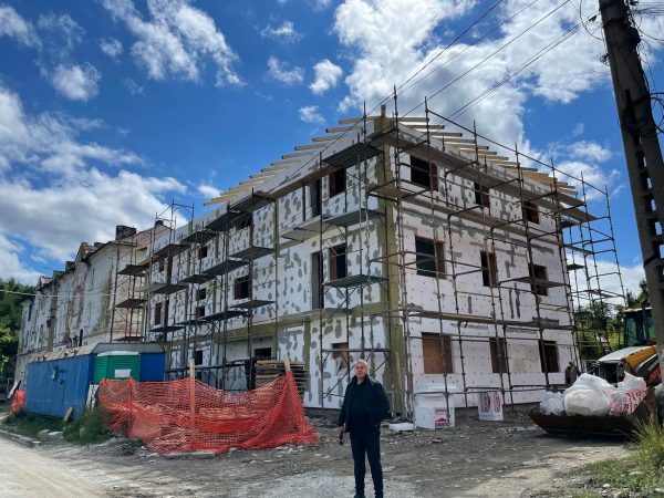 Lucrări avansate la ”Blocul profesorilor” din orașul Uricani