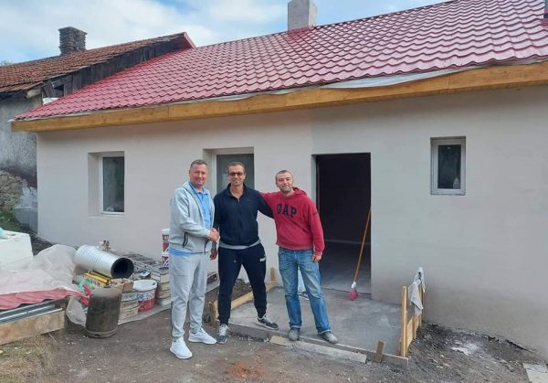 Cei 5 copilași din Lupeni care și-au pierdut casa în urma unui incendiu, au din nou un cămin doar al lor