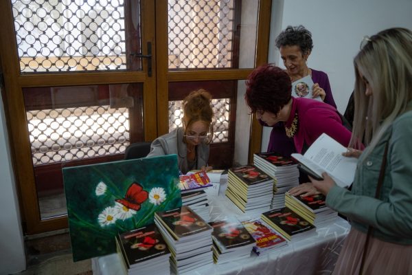 Dialog al artelor la ”Concertul fluturilor”, vernisajul expozițional și lansarea de carte a poetei Mirela Cocheci