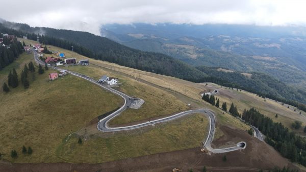 Turiștii pot ajunge de acum în stațiunea Parâng pe un spectaculos drum de belvedere, modernizat de Consiliul Județean Hunedoara