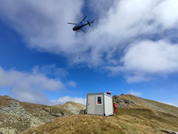 CJH a finanțat montarea unui nou refugiu montan sub vârful Parângul Mare