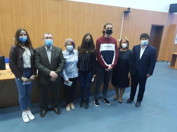 Elevii hunedoreni cu nora 10 la Bacalaureat au fost premiați de Guvern