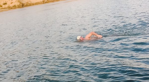 Înot de 18 ore împotriva curentului, pe Dunăre, o nouă premieră de ”Cartea Recordurilor” consemnată de Avram Iancu