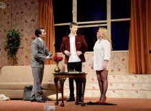 Actrița Nicoleta Bolcă revine pe scena Teatrului ”I.D. Sîrbu” din Petroșani, în piesa ”Și miniștri calcă strâmb” care  deschide noua stagiune