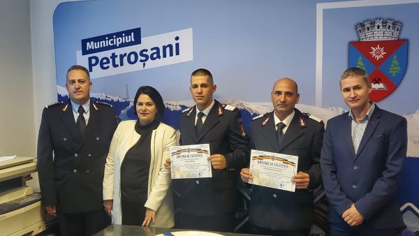 Pompierii din Valea Jiului care au luptat cu focul în Grecia, premiați la revenirea acasă