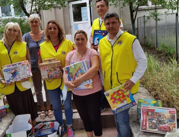 Daruri de început de an școlar pentru copiii din Lupeni și Uricani, via Lions Club Valea Jiului