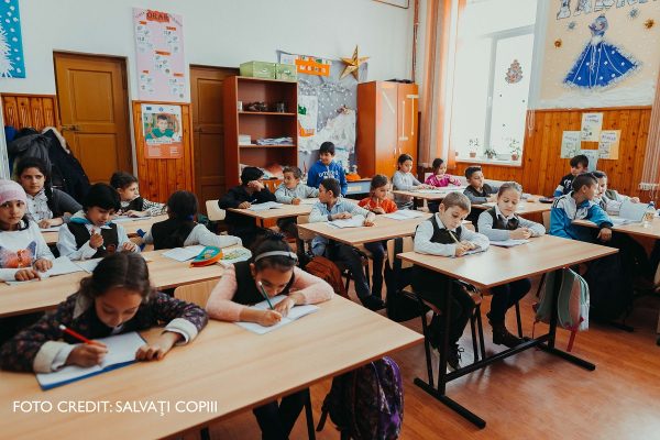 Serviciile educaționale dezvoltate de Salvați Copiii în comunități vulnerabile reduc  semnificativ riscul abandonului școlar și al excluziunii educaționale