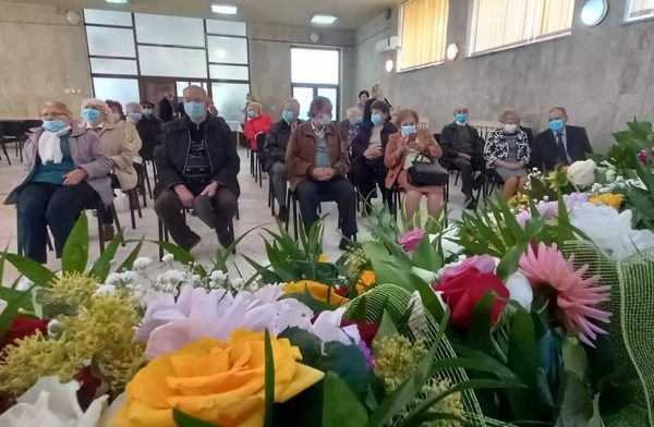 Bunicii din familiile ”de aur” și ”de diamant”, onorați de Ziua Vârstnicilor, la Petroșani