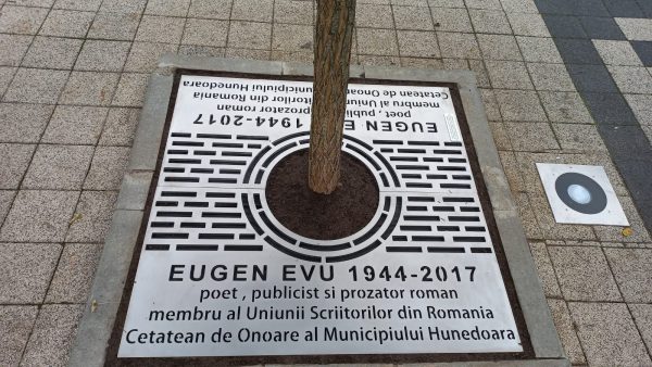 Placă omagială pe pietonala Corvin din Hunedoara în memoria scriitorului Eugen Evu