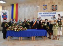 Seniorii Educației de la Petroșani, distinși cu premii de onoare cu prilejul Zilei Educației