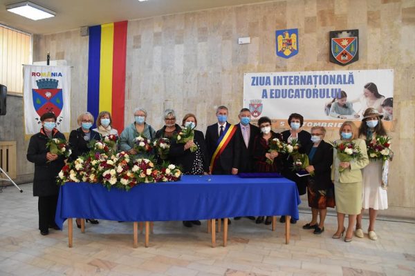 Seniorii Educației de la Petroșani, distinși cu premii de onoare cu prilejul Zilei Educației
