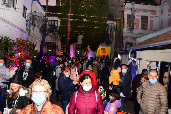 Sfârșit de octombrie sub semnul misterului la parada de Haloween de la Biblioteca județeană din Deva