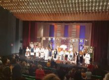Povestea ”Soacrei cu trei nurori” depănată cu talent și haz pe scena Teatrului ”I.D. Sîrbu” din Petroșani
