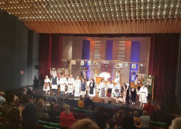 Povestea ”Soacrei cu trei nurori” depănată cu talent și haz pe scena Teatrului ”I.D. Sîrbu” din Petroșani