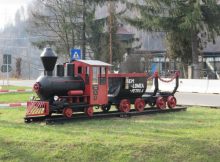 Mini-trenuleț de mină, în sensul giratoriu de la intrarea în orașul Petrila