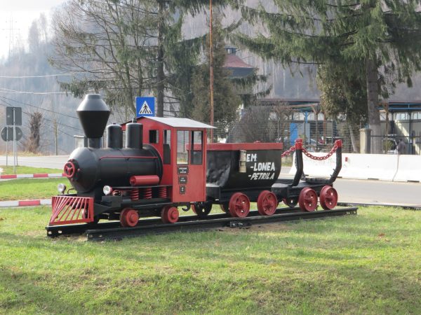 Mini-trenuleț de mină, în sensul giratoriu de la intrarea în orașul Petrila