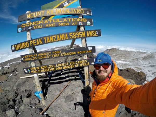 Misiune îndeplinită de alpinistul petroșenean Adrian Ahrițculesei care a cucerit cel mai înalt vârf al Africii