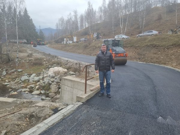 Se toarnă asfalt ”pe bandă rulantă” la Lupeni