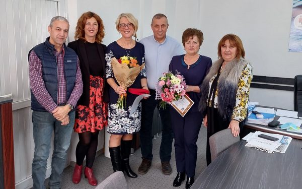 Final de carieră cu mulțumiri și îmbrățișări din partea colegilor, pentru Lăcrămioara Drăgoescu și Ana Corici de la Apa Serv