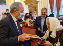 Cosana Vinca, deținătoare a titlului de ”Tezaur Uman Viu”, a devenit și Cetățean de Onoare al Județului Hunedoara