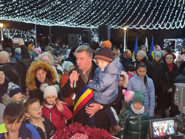 Sărbători cu iluminat festiv de senzație la Lupeni, spre bucuria oamenilor și satisfacția autorităților