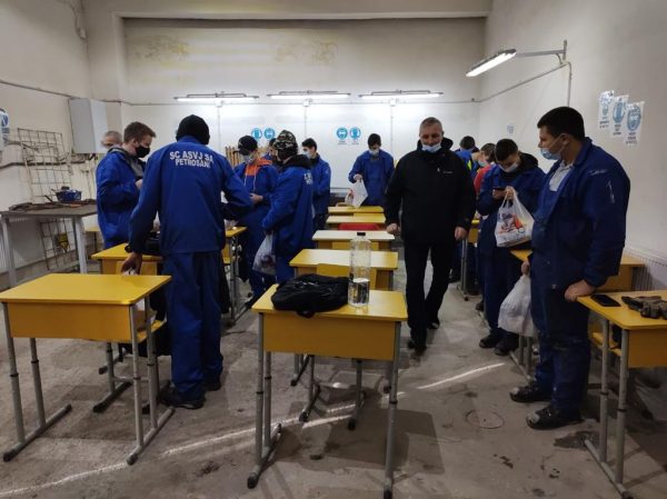 Cadouri de Moș Crăciun pentru ucenicii de la Apa Serv Valea Jiului