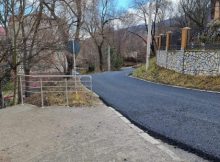 Asfalt pe strada Catedralei din orașul Uricani