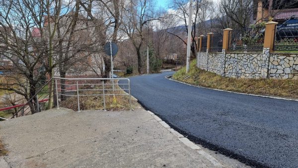 Asfalt pe strada Catedralei din orașul Uricani