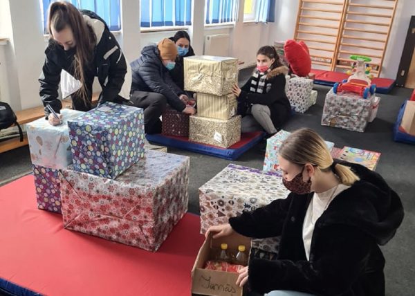 Elevii și profesorii Colegiului de Informatică ”Carmen Sylva” din Petroșani demonstrează că ”Moș Crăciun există !”