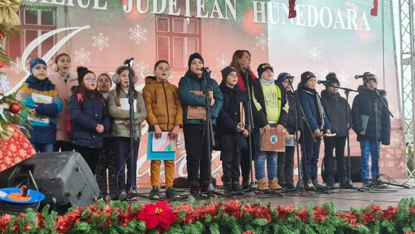 Primele colinde de Crăciun ale acestui an au răsunat și în curtea Consiliului județean Hunedoara