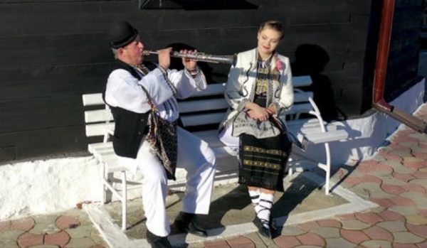 Uricănenii Roberta Maxer și Ioan Șandru au lansat primul imn folcloric al momârlanilor