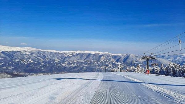 Stațiunea Straja dă startul unui nou sezon de aventură și distracție pe pârtie. Din 4 decembrie 2021 e deschis la Straja!