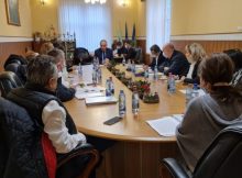 Consultări la sediul CJH cu parlamentarii hunedoreni pentru rezolvarea problemelor care vizează transportul public